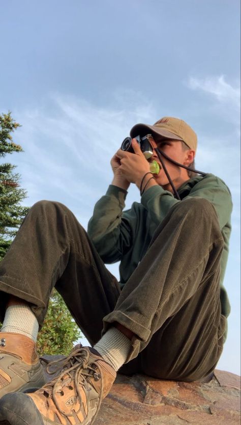 Outdoorsy Guys Style, Mens Granola Aesthetic, Hippy Guys Style, Hiker Aesthetic Outfit Men, Camping Aesthetic Outfits Men, Indie Hiking Outfits, Men’s Earthy Outfits, Outdoor Aesthetic Outfits Men, Hiking Aesthetic Outfit Men