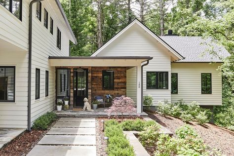 25 Modern Front Porch Ideas to Help Welcome Summer Shiplap Front Porch, Home Exterior Colors Schemes, Home Exterior Ideas, Modern Front Porch Ideas, Modern Home Exterior, Farmhouse Front Porch Ideas, Adu Ideas, Modern Front Porches, Modern Front Porch