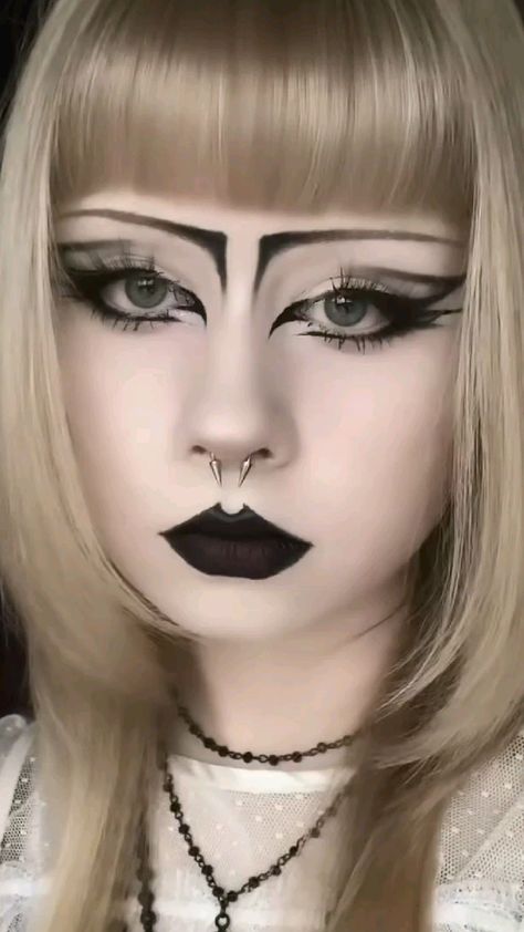 goth gothic alt alternative makeup look inspo eyeliner black lipstick Simple Trad Goth Makeup, Trad Goth Eye Makeup, Cute Goth Makeup, Goth Eyebrows, Maquillage Goth, Goth Makeup Looks, Trad Goth Makeup, Goth Makeup Tutorial, Goth Eye Makeup