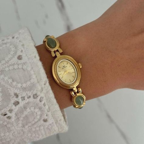 Vintage Watches Women Gold, Delicate Watches Women, Women Vintage Watch, Dainty Vintage Jewelry, Gold Vintage Watch Women, Dainty Gold Watch Women, Vintage Dainty Watch, Small Watches Women Vintage, Vintage Bracelet Watch