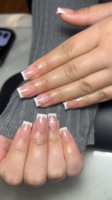 Nail Into Christmas, French Tips Nails Christmas, White Christmas Nails French Tips, French Tip And Snowflake Nails, Snow Flake French Tip Nails, French Tip Nails With Design Christmas, French With Snowflake Nail Design, Winter Nails Inspo 2024, Christmas Nails White French Tip