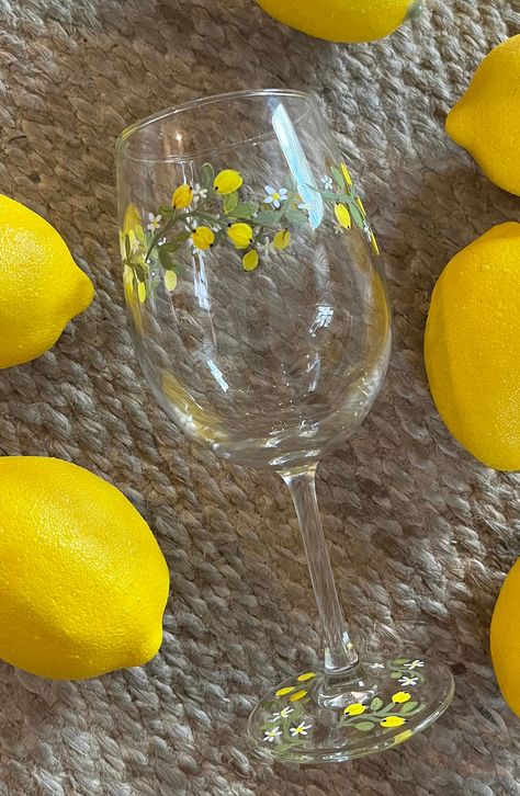 Lemon Glass Painting, Fruit Wine Glass Painting, Glass Painting Ideas Aesthetic, Painting On Wine Glasses, Wine Glass Painting Ideas Easy, Wine Glass Diy, Stem Major, Painted Martini Glasses, Paint Wine Glasses