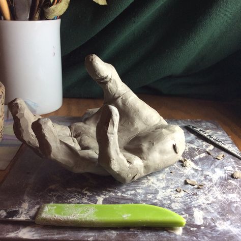 Holding Hands Sculpture, Ceramic Hand Sculpture, Hand Sculpture Clay, Hand Clay Sculpture, Sculpture Beginner, Clay Hand Sculpture, Hand Sculptures, Ceramic Hands, Clay Hands