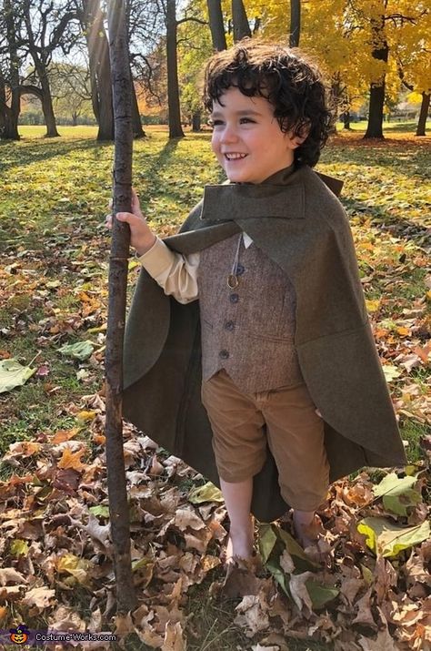 Baby Hobbit Costume, Frodo Costume, Homemade Costumes For Boys, Hobbit Cosplay, Hobbit Costume, Family Themed Halloween Costumes, Costumes For Boys, Hobbit Party, Lotr Costume