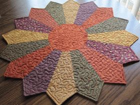 Dresden Plate Table Topper, Quilted Placemat Patterns, Dresden Plate Patterns, Dresden Plate Quilts, Table Topper Patterns, Quilted Projects, Dresden Quilt, Dresden Plate Quilt, Place Mats Quilted