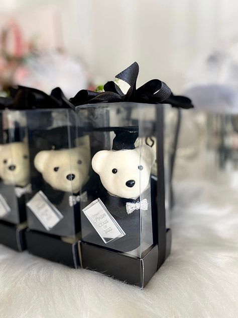 Graduation Gift Ideas College For Her, Graduation Souvenirs Ideas, Teddy Bear Graduation, Graduation Gift Ideas College, Master Graduation, College Graduation Gift Ideas, Graduation Souvenirs, Graduation Teddy Bear, Graduation Table Centerpieces