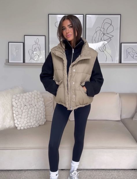 Gilet Puffer, Hongkong Outfit, Gilet Outfit, Puffer Outfit, Rain Outfit, Puffer Gilet, Fall Fashion Trends, Edgy Outfits, Teen Fashion Outfits