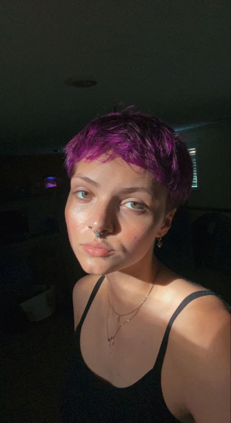 selfie in dramatic lighting, person with hazel eyes and purple hair Agender Hairstyles, Short Purple Hair Pixie, Purple Buzzcut, Purple Pixie Hair, Dyed Pixie Cut, Nonbinary Haircuts, Purple Pixie Cut, Nonbinary Hair, Non Binary Haircuts