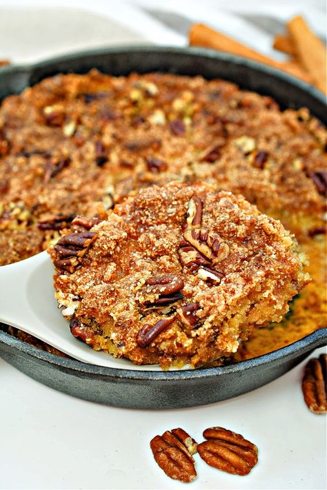 Keto Pumpkin Crisp Keto Cobbler, Low Carb Fall Desserts, Pumpkin Crisp, Pumpkin Puree Recipes, Carb Free Recipes, Keto Thanksgiving, Pecan Topping, Pumpkin Custard, Keto Pumpkin