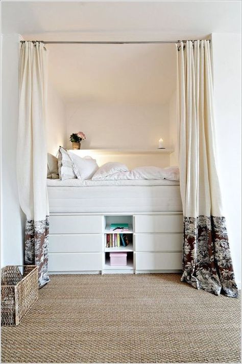 This small studio flat has a lot of storage with drawers under the bed. #bedroom #storagebed #smallflat Small Space Storage Bedroom, Bedroom Storage For Small Rooms, Cozy Small Bedrooms, Small Bedroom Inspiration, Small Bedroom Organization, Diy Bedroom Storage, Studio Flat, Platform Bed With Storage, Apartment Bedroom