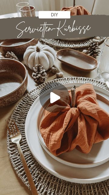 Last Minute Thanksgiving Decor, Napkin Display Ideas, Pumpkin Napkin Folding, Napkin Pumpkins, Napkin Holder Ideas Diy, Autumn Table Setting, Thanksgiving Napkin Folds, Turkey Napkins, Cloth Napkin Folding