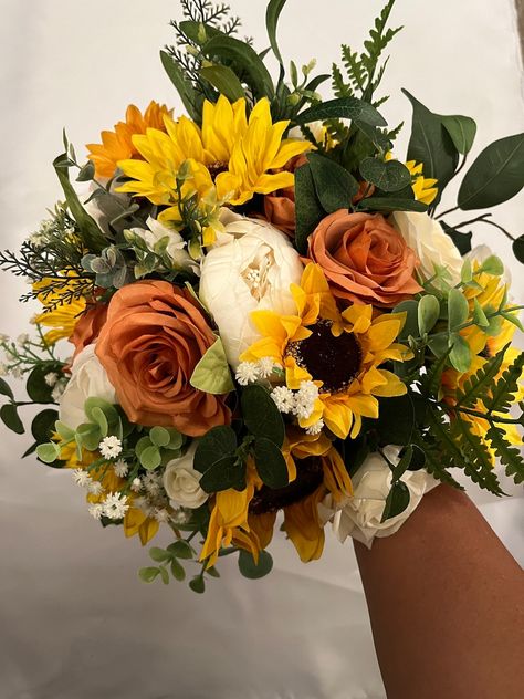 Fall Bridal Bouquet With Sunflowers, Fall Wedding Flowers Sunflowers, Terracotta Sunflower Wedding, Sunflower Bride Bouquets, Sunflower Fall Bouquet, Terracotta And Yellow Wedding, Sunflower Wedding Bouquet Rustic, Bride Bouquet Eucalyptus, September Wedding Decorations