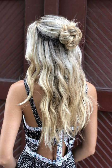 half up hairstyle with loose waves messy bun | hairstyle by goldplaited | everyday hairstyles | half up hairstyle | topknot | #gp #beauty #hairstyle #everyday Messy Bun Hairstyle, Flower Braid, Half Bun Hairstyles, Grad Hair, Bridal Makeup Hairstyles, Half Up Hairstyle, Diy Hairstyle, Cute Prom Hairstyles, Wedding Bridal Makeup