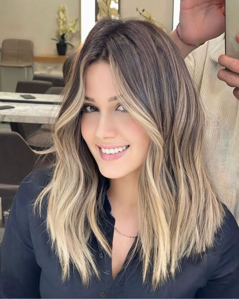 Bayalage Light Brown Hair, Blond Money Piece, Hair Ideas Balayage, Medium Length Hair Color, Hair Inspiration Brunette, Medium Balayage Hair, Money Piece Hair Ideas, Dark To Light Hair, Face Framing Highlights