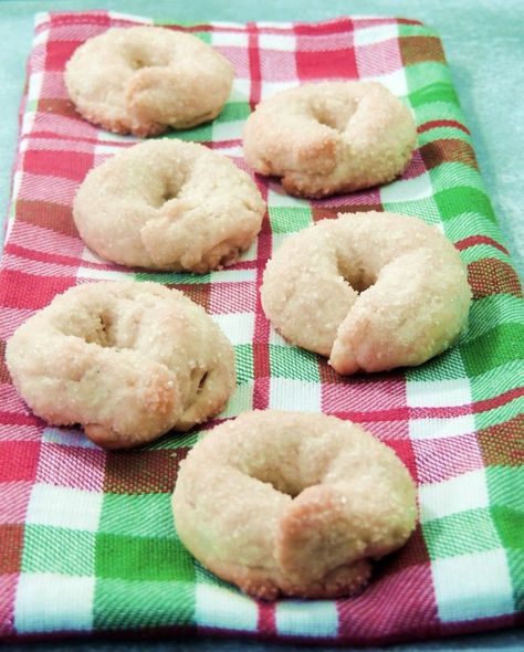 Italian Wine Doughnut Cookies Mixed Cookies, Doughnut Cookies, Wine Cookies, Chocolate Chip Shortbread Cookies, Cookie Table, White Chocolate Chip Cookies, Sunday Suppers, Best Christmas Cookies, Sweet Wine