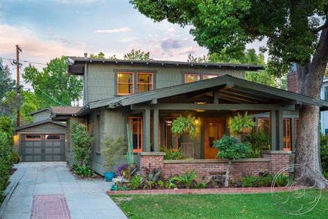 Stairs Colours, Different Types Of Houses, Porch Wood, Bungalow Exterior, Craftsman Exterior, Gable Roof, Craftsman Style Homes, Craftsman Bungalows, Craftsmen Homes