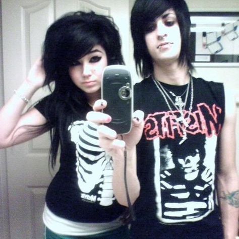 Emo Party, Emo 2000s, 2000s Scene, Emo Couples, Scene Goth, Emo Princess, Disney Animal Kingdom, 2000s Emo, Scene Queens