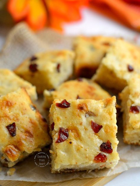 Eggless Blondies Recipe, White Chocolate Cranberry Blondies, Cranberry Blondies, White Chocolate Brownies Recipe, Wheat Cake Recipe, Roasting Pan Recipes, White Chocolate Blondies Recipe, Chocolate Blondies Recipe, Dried Cranberries Recipes