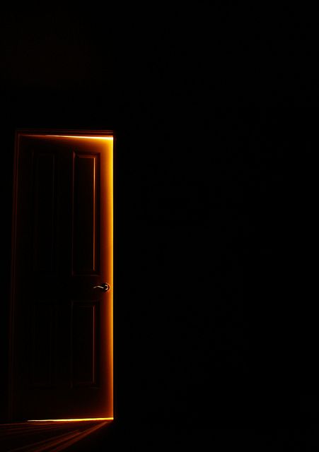 Dobry's room as he sleeps, though less creepy than this. Iphone Wallpaper Black, غلاف الكتاب, Open Door, Foto Art, Dark Photography, Screen Wallpaper, Dark Wallpaper, Narnia, Image Hd