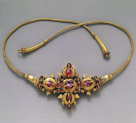 Indonesia ~ Java | Necklace with Inset Stones and Braided Wire | Gold with stones | ca. 9th - early 10th century (Eastern Javanese period) Collar Hippie, Ancient Jewels, Ancient Jewellery, Historical Jewellery, Art Ancien, Medieval Jewelry, Royal Jewels, Ancient Jewelry, Traditional Jewelry