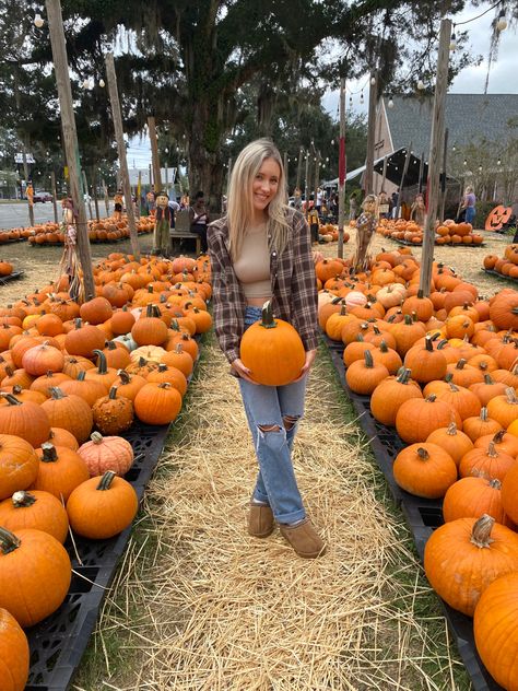 Pumkin Patch Pictures, Pumpkin Patch Instagram Pictures, Aesthetic Flannel, Cute Friend Poses, Pumpkin Patch Photoshoot, Pumpkin Patch Pictures, Fall Photo Shoot Outfits, Herbst Bucket List, Fall Friends