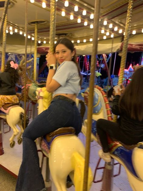 Carousel Pictures Photo Shoot, Fall Fair Picture Ideas, Kings Dominion Outfits, State Fair Picture Ideas, Carnival Instagram Pictures, Carnival Photo Ideas, Carnival Picture Ideas, Fair Instagram Pictures, Carnival Poses