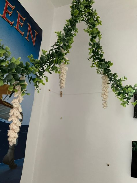 Crochet Vine Decor, Crochet Vines Pattern, Crochet Ceiling Decor, Crochet Ideas Room Decor, Crochet Hanging Decor, Crocheted Vines, Crochet Hanging Vines, Room Crochet Decor, Crochet Hanging Flowers