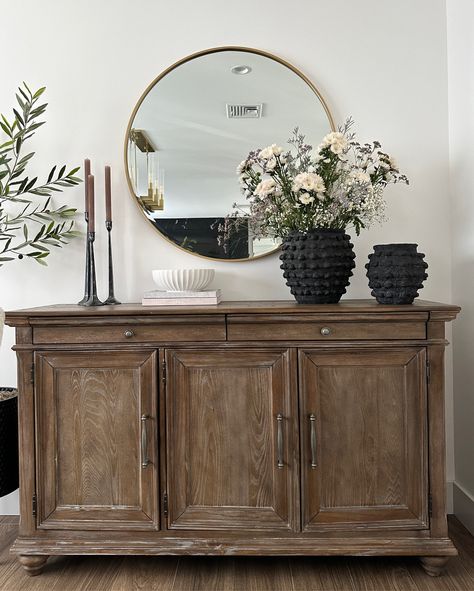 Buffet Cabinet Decor, Dining Room Buffet Styling, Side Board Decor, Buffet Decor Ideas, Decorate A Sideboard, Sideboard Decor Ideas, Sideboard Decor Dining Room, How To Decorate A Sideboard, Dining Room Buffet Table Decor