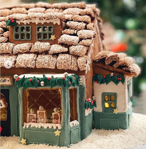 Candy Bar Gingerbread House, Premade Gingerbread House Ideas, Gingerbread Apartment Building, Cutest Gingerbread House, Gingerbread House Candies List, Gingerbread House Brick, Luxury Gingerbread House, Croquenbuche Christmas, Detailed Gingerbread Houses