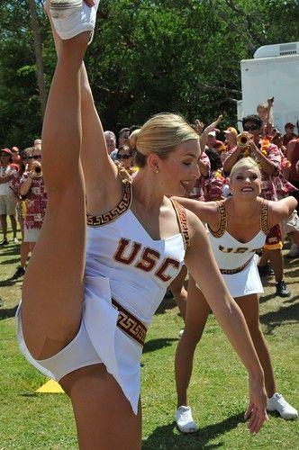 Cheerleading Picture Poses, Famous Cheerleaders, Cheerleading Photos, Cute Cheer Pictures, Cheers Photo, Cheerleading Pictures, Cute Cheerleaders, Cheerleader Costume, Hilarious Photos