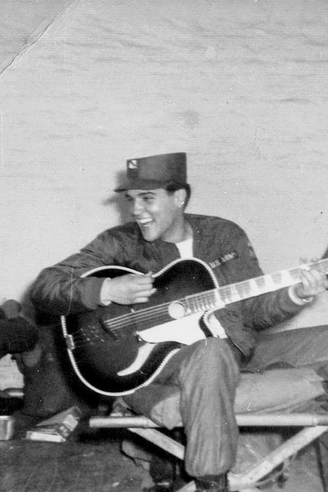 Elvis in the US Army 1958-59 stationed in Germany. Elvis Sightings, Elvis Army, Elvis Presley Army, Young Elvis, Elvis Presley Pictures, Elvis And Priscilla, Pot Luck, Ann Margret, Elvis Presley Photos