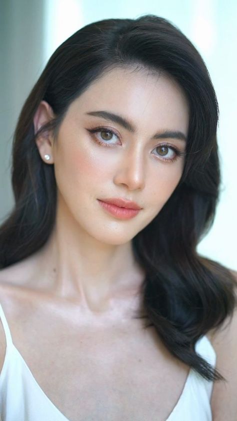 Fresh Bridal Makeup Asian, Mai Davika Makeup, Fresh Makeup Look Glow, Thai Makeup, Side Ponytail Hairstyles, Mai Davika, Davika Hoorne, Chinese Woman, Faceless Men