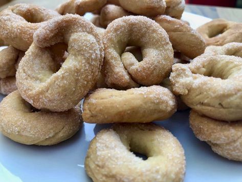 Mixed Cookies, Italian Wine Cookies Recipe, Wine Cookies Italian, Easy Zeppole Recipe, Dessert Italian, Lemon Cake Cookies, Zeppole Recipe, Banana Cinnamon Muffins, Italian Fig Cookies