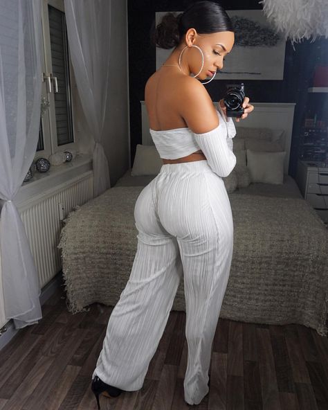 6,343 Likes, 23 Comments - FoundBAE (@ifoundbae) on Instagram: “🇪🇸 @mercedespanish” Black Fashion Bloggers, Instagram Cake, Front Crop Top, Top Crop, White Short, Two Piece Outfit, Straight Leg Pants, Black Fashion, White Shorts