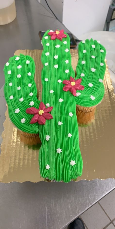 Using 12 cupcakes and buttercream in a 3B tip and a 103 for the flowers Fiesta Pull Apart Cupcakes, Three Esta Birthday Party, Pull Apart Cupcake, Cactus Cupcakes, Pull Apart Cupcake Cake, Cactus Cake, Fiesta Cake, Pull Apart Cupcakes, Fiesta Birthday Party