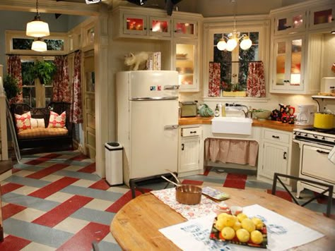 Kitchen on the set of Hot in Cleveland Hot In Cleveland, Victorian Farmhouse, Vintage Appliances, Cottage Kitchens, Linoleum Flooring, Cozy Kitchen, Vintage Eclectic, Cottage Kitchen, Kitchen Sets