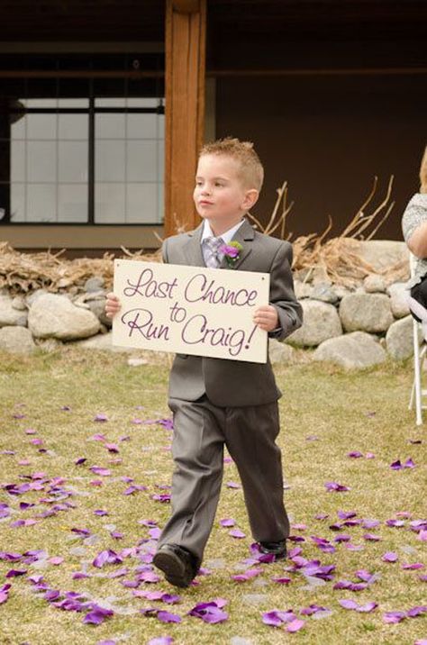 because the bride is crazy and awful and this is funny! Flower Girl Signs, Wedding Fotos, Look Festival, Funny Wedding Photos, Camo Wedding, Girl Sign, Foto Tips, Funny Wedding, Cute Wedding Ideas