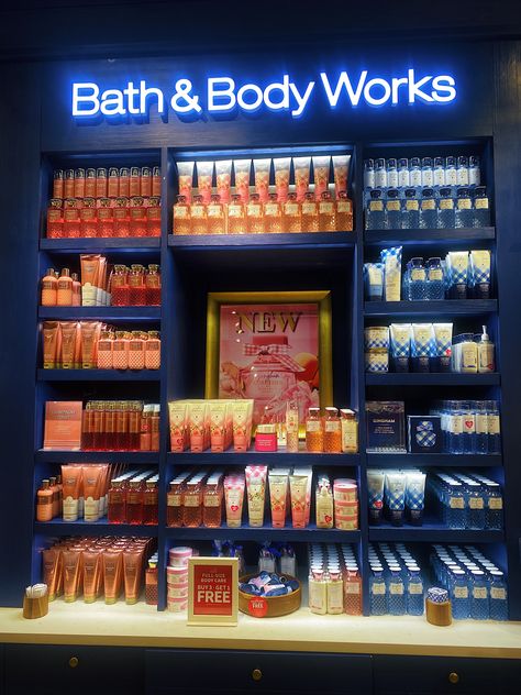 Bath And Body Works Aesthetic, Store Aesthetic, Bath N Body Works, Corner Bath, Products Photography, Hygiene Care, Perfume Store, Beauty Products Photography, Black Femininity