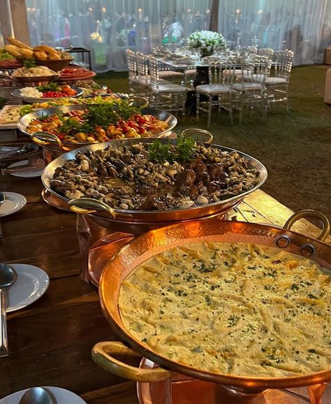 Wedding Food Arrangements, Italian Food For Wedding Receptions, Catered Dinner Party Food Ideas, Classy Wedding Buffet, Pretty Wedding Food, Fairytale Wedding Food, Wedding Plated Dinner Ideas, Italy Wedding Food, Wedding Dinner Food Ideas