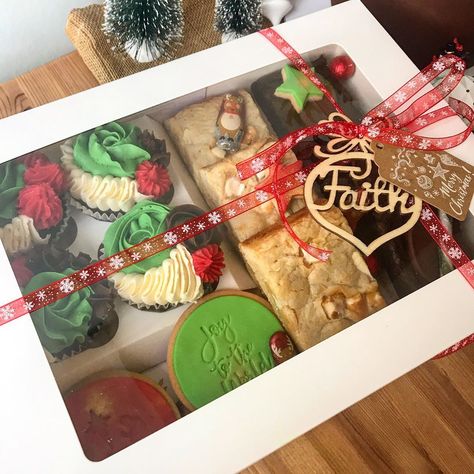 Christmas Dessert Box Gift Ideas, Christmas Cake Packaging Ideas, Christmas Cake Hampers, Christmas Treat Boxes Ideas, Christmas Fundraiser, Christmas Desert, Christmas Muffins, Xmas Hampers, Popsicles Cake