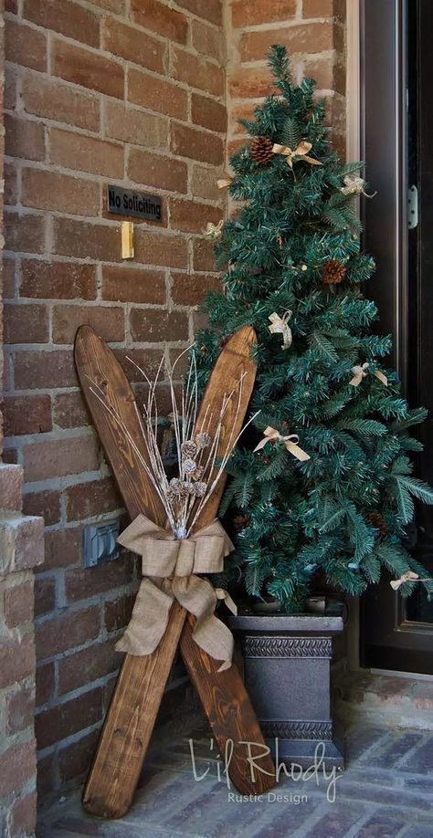 30 Reclaimed Wood Christmas Decorations to Add Rustic Accent To Your Home | Decor Home Ideas Ski Signs, Wood Christmas Decorations, Wooden Christmas Crafts, Ski Decor, Country Christmas Decorations, Christmas Wood Crafts, Holiday Crafts Christmas, Vintage Ski, Wood Christmas