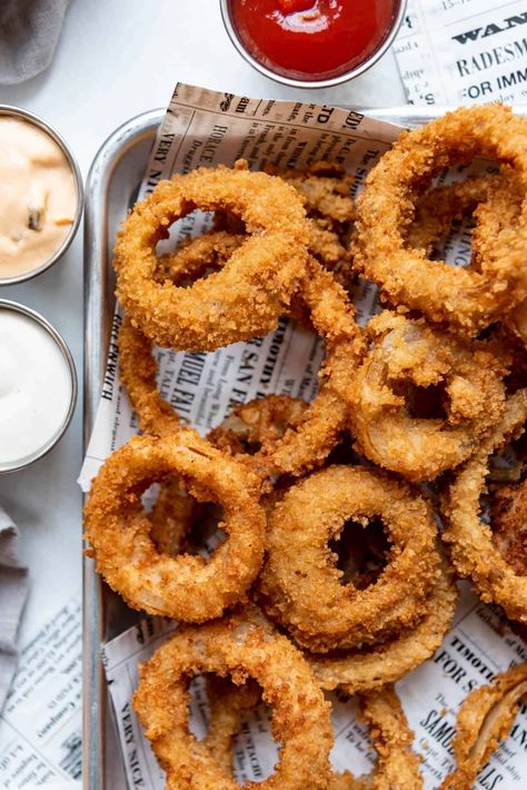 Crunchy Onion Rings, Onion Rings Aesthetic, Onion Rings Homemade, Onion Rings Easy, Chicken Hot Dogs, Current Recipes, Homemade Onion Rings, Burgers Chicken, Easy Dipping Sauce