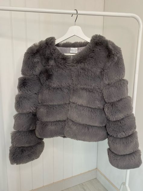 Chav Winter Outfits, Chavvy Outfits Uk, Grey Fur Coat Outfit, Lush Outfits, Chavvy Outfits, Chav Style, Chav Outfits, Grey Faux Fur Coat, British Aesthetic