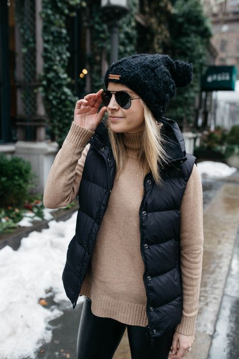 J.Crew Puffer Vest | Black and Camel Winter Outfit Idea Svarta Outfits, Vinter Mode Outfits, Mode Boho, Mode Casual, Ținută Casual, Cute Fall Outfits, Black Women Fashion, Vest Outfits, Looks Chic