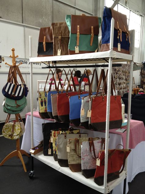 Market Bag Display Ideas, How To Display Purses In Boutique, Pop Up Shop Purse Display, Craft Show Purse Display, Purse Display Boutique, Diy Purse Display, Purse Display Ideas, Bag Stand Display, Display Ideas For Craft Shows