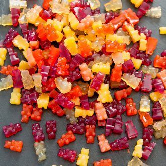 Vegan Gummy Fruit Snacks - Kirbie's Cravings Gummy Fruit Snacks, Fruit Snack Recipe, Gummy Snacks, Healthy Gummies, Homemade Fruit Snacks, Homemade Gummies, Winter Fruit Salad, Snacks Vegan, Healthy Superbowl Snacks