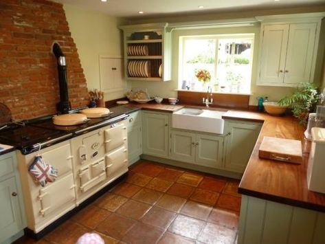 colours/ quarry tiles Red Tile Floor, Kitchen Tiles Floor, Moroccan Kitchen, Sage Kitchen, Trendy Kitchen Tile, Quarry Tiles, Stone Farmhouse, Cosy Kitchen, Manor Farm