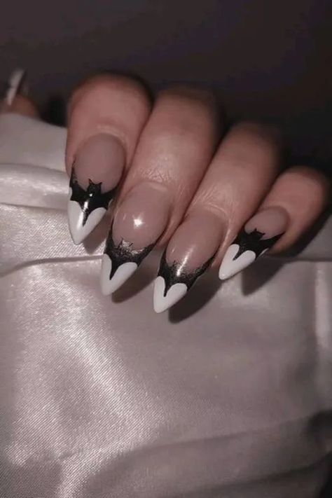 The Ultimate Halloween Nails Inspiration Aesthetic Halloween Nails Acrylic, Bat Gel Nails, Gel Nail Designs Grunge, Stilleto Nails Halloween Art Designs, Dark Glam Nails, Halloween Style Nails, Almond Acrylic Nails Goth, Alt Nails Simple, Goth Girl Nail Ideas