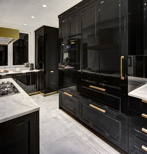 High gloss black kitchen cabinetry that is bright and bold yet inviting! #kitchenideas #colorfulkitchens #kitchendesigns High Gloss Black Cabinets, Black Gloss Cabinets, Black Lacquer Cabinets, Black Bright Kitchen, High Gloss Black Trim, Shiny Black Kitchen Cabinets, Gloss Black Kitchen Cabinets, Modern Black Kitchen Design Luxury, Kitchen Ideas Classic Luxury