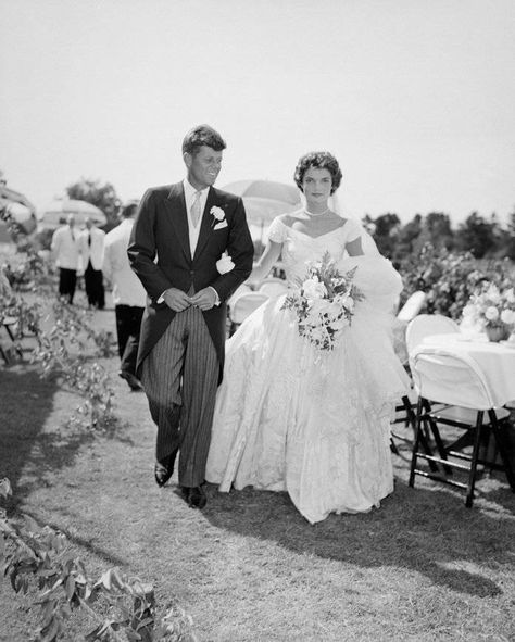 Kennedy Wedding... Prinses Margaret, Celebrity Wedding Photos, Bianca Jagger, Iconic Weddings, Celebrity Wedding Dresses, Toni Garrn, Royal Wedding Dress, Outdoor Reception, Rita Hayworth